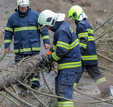 jihlava-vichrice-vitr-pocasi-spadly-strom-hasici-08_denik-630-16x9.jpg