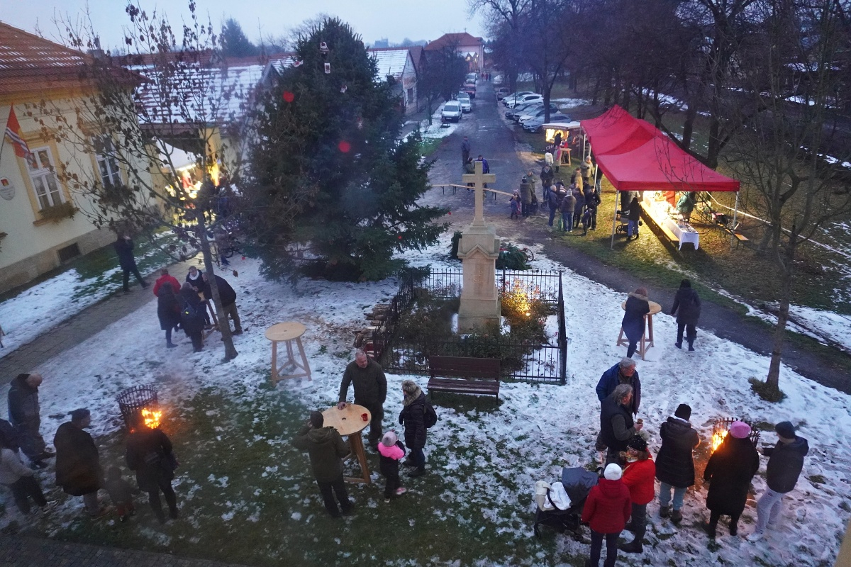 Vánoční stromek obce rozsvícen