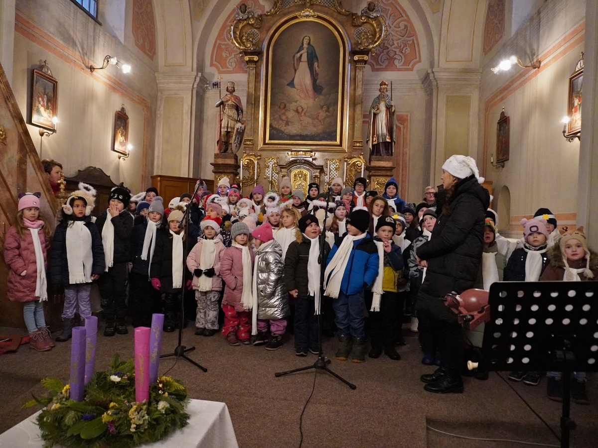 Vánoční stromek obce rozsvícen