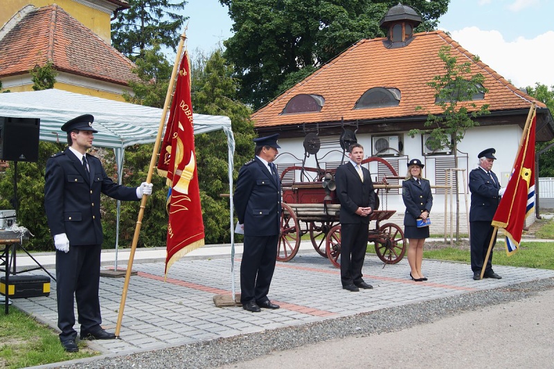 Starosta hasičů František Pecháček se starostou obce Tomášem Drobným při předávání pamětní stuhy k výročí 120 let  SDH