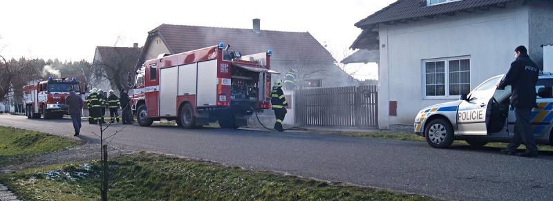 Hašení požáru na pečecké silnici