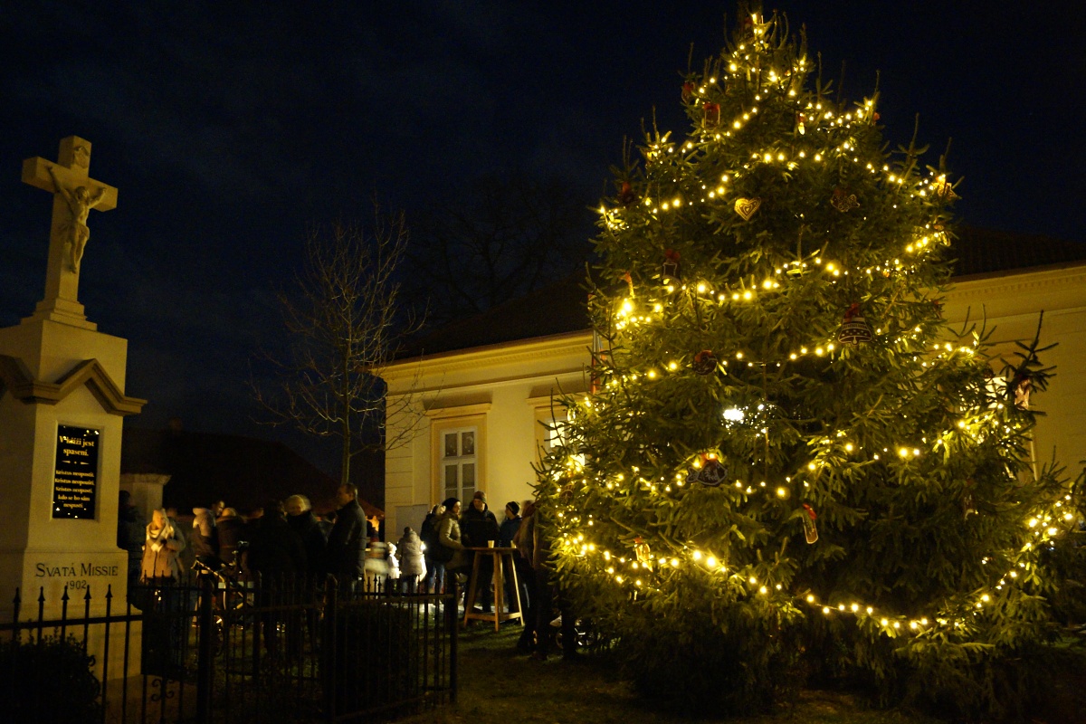 Rozsvícení obecního vánočního stromu u kostela