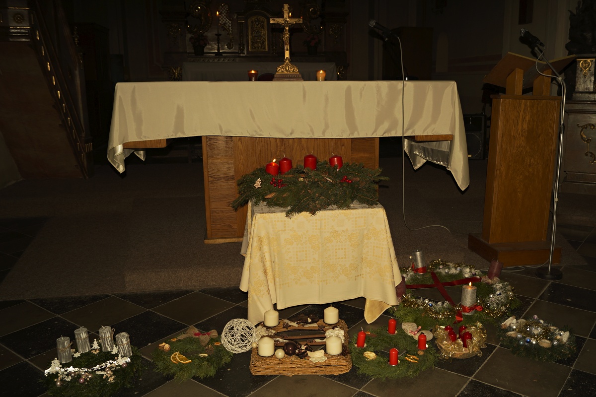 Rozsvícení obecního vánočního stromu u kostela