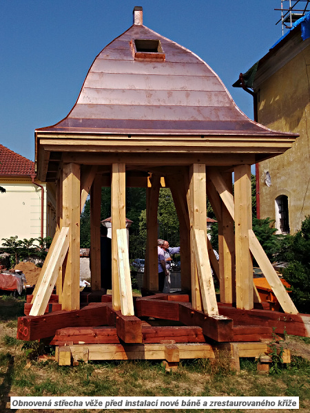 Naplnění časové schránky nové makovice věže kostela