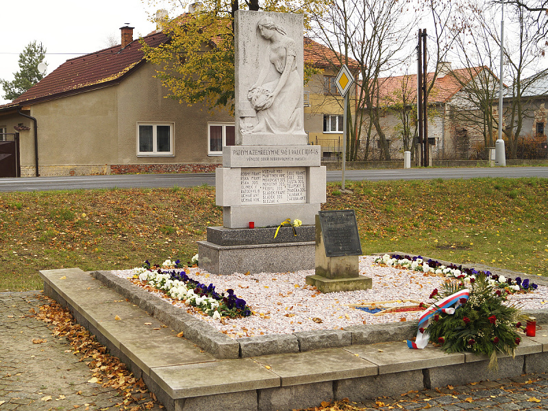 100 let od konce Velké války u pomníku padlých