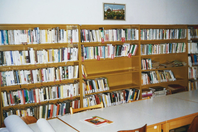 13_Knihovna v bývalém OÚ čp. 82, r.1998_a.jpg