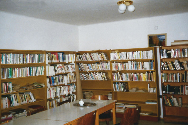 14_Knihovna v bývalém OÚ čp. 82, r.1998_b.jpg