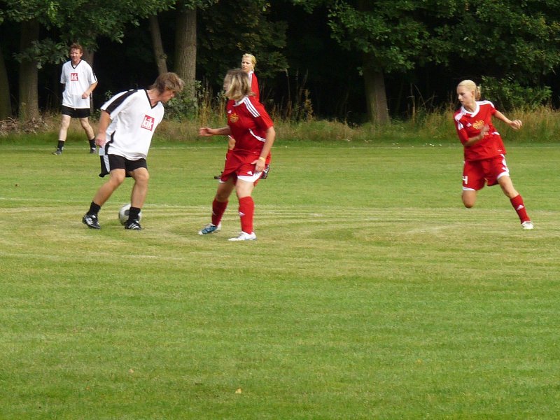 Garda Kostelní Lhota-ženy Dukla Praha 5:2 dne 6.8.2011 při oslavách 90 let sportu v obci