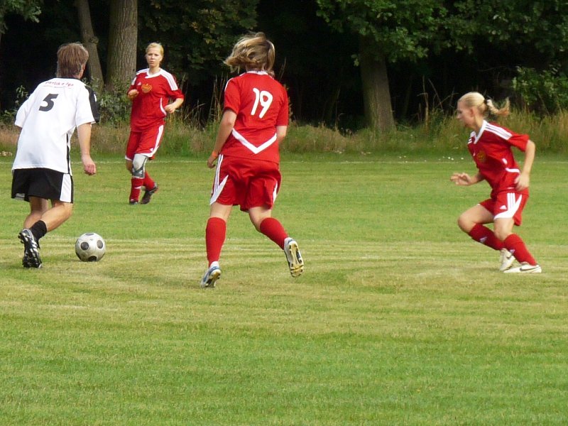 Garda Kostelní Lhota-ženy Dukla Praha 5:2 dne 6.8.2011 při oslavách 90 let sportu v obci
