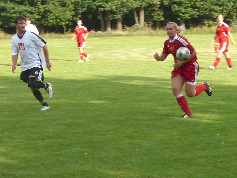 Garda Kostelní Lhota-ženy Dukla Praha 5:2 dne 6.8.2011 při oslavách 90 let sportu v obci
