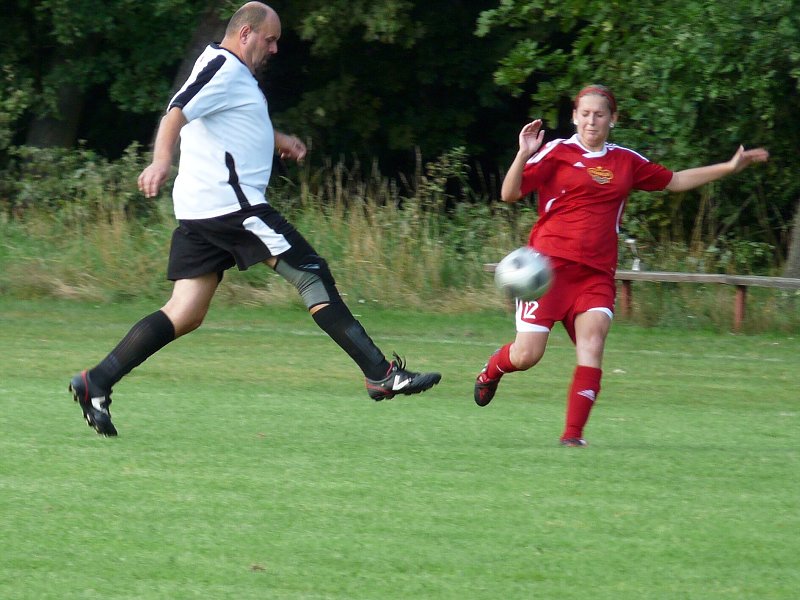 Garda Kostelní Lhota-ženy Dukla Praha 5:2 dne 6.8.2011 při oslavách 90 let sportu v obci
