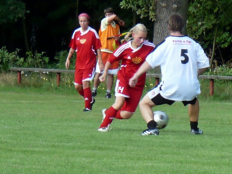 Garda Kostelní Lhota-ženy Dukla Praha 5:2 dne 6.8.2011 při oslavách 90 let sportu v obci