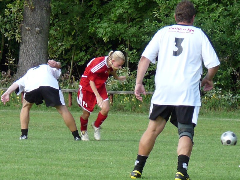 Garda Kostelní Lhota-ženy Dukla Praha 5:2 dne 6.8.2011 při oslavách 90 let sportu v obci