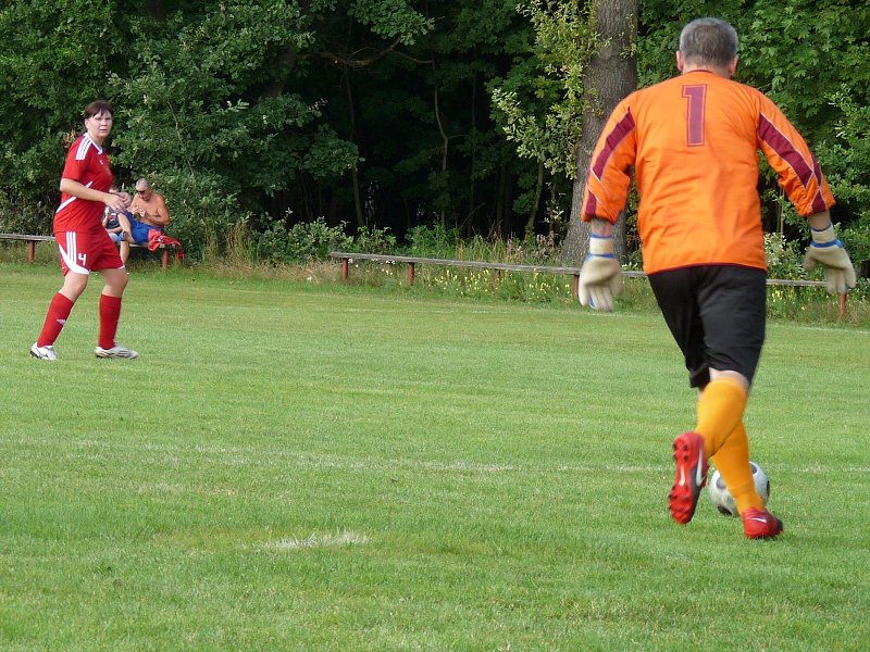 Garda Kostelní Lhota-ženy Dukla Praha 5:2 dne 6.8.2011 při oslavách 90 let sportu v obci