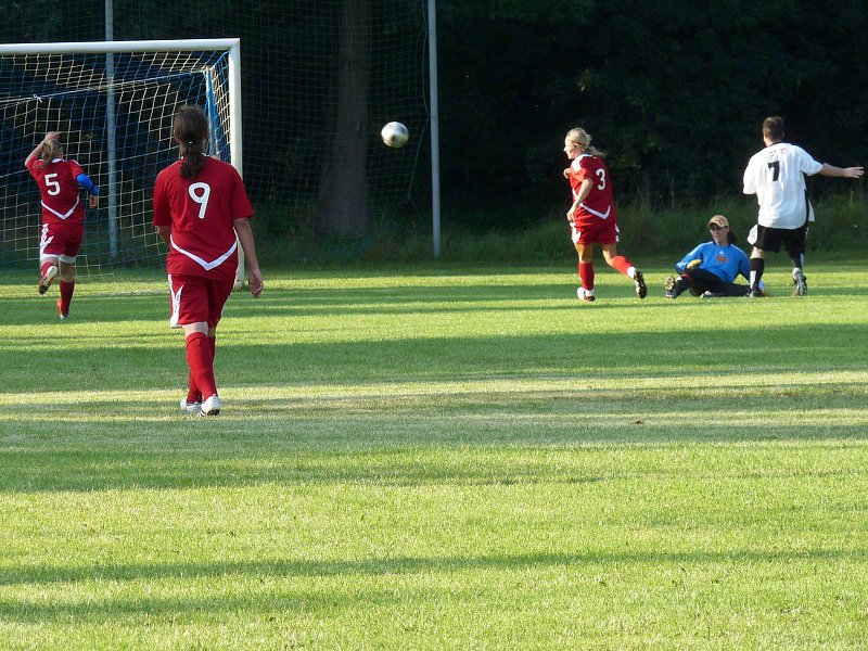 Garda Kostelní Lhota-ženy Dukla Praha 5:2 dne 6.8.2011 při oslavách 90 let sportu v obci