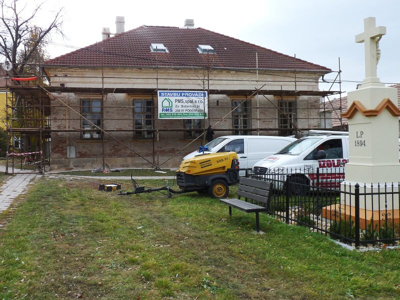 Oprava bývalé fary dne 3.11.2010