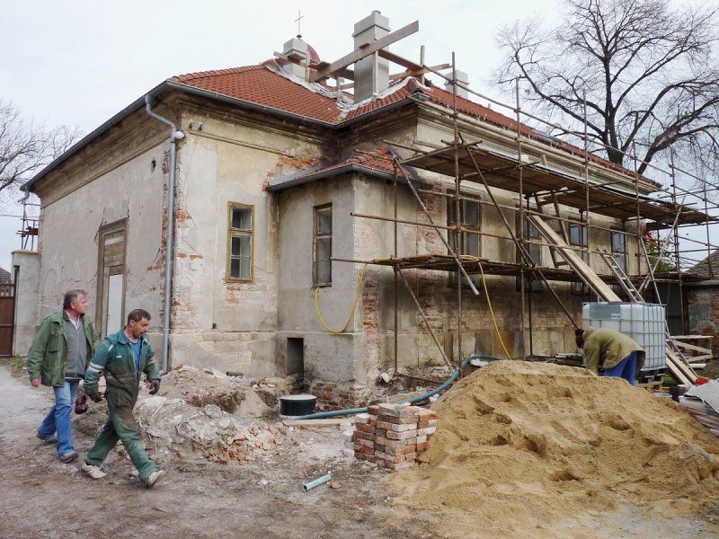 Oprava bývalé fary dne 3.11.2010