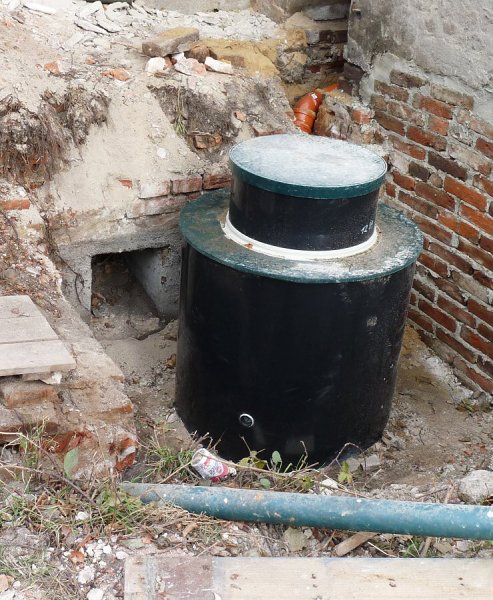 Oprava bývalé fary dne 3.11.2010