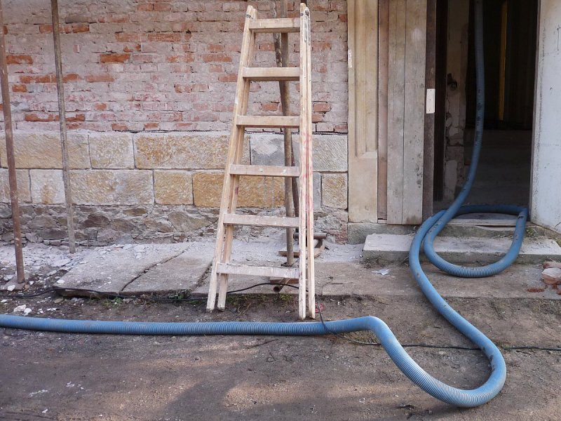 Oprava bývalé fary dne 25. a 30. 11. 2010